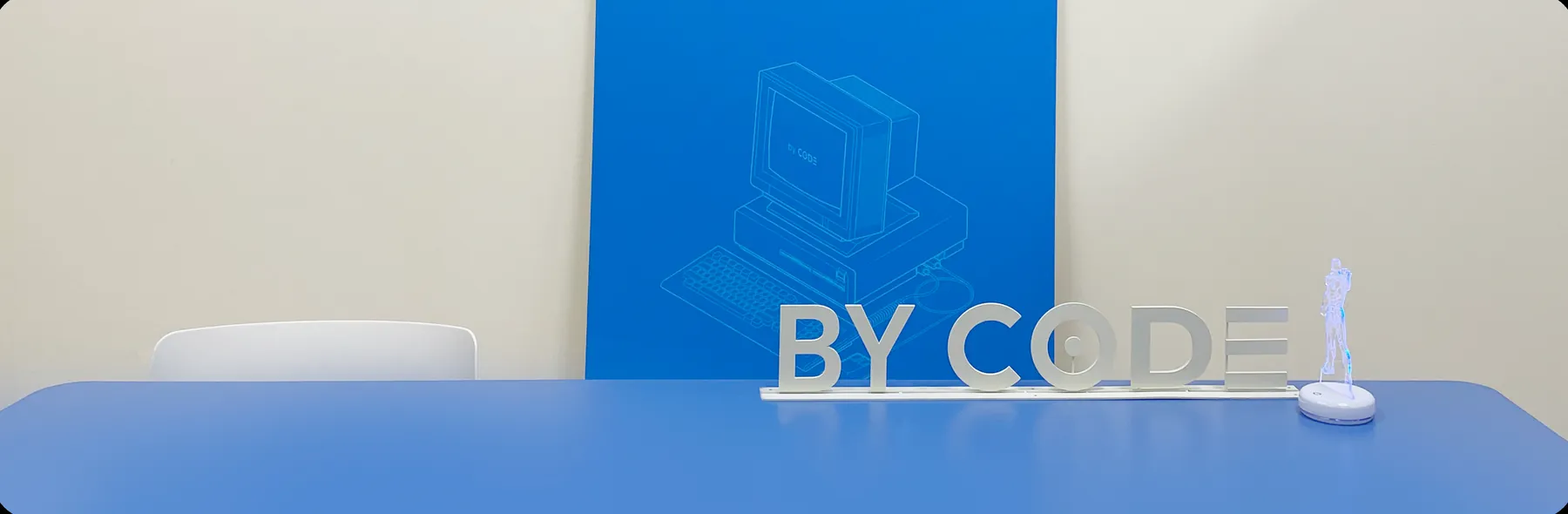 BY CODE 로고 조형물이 놓인 회의 테이블