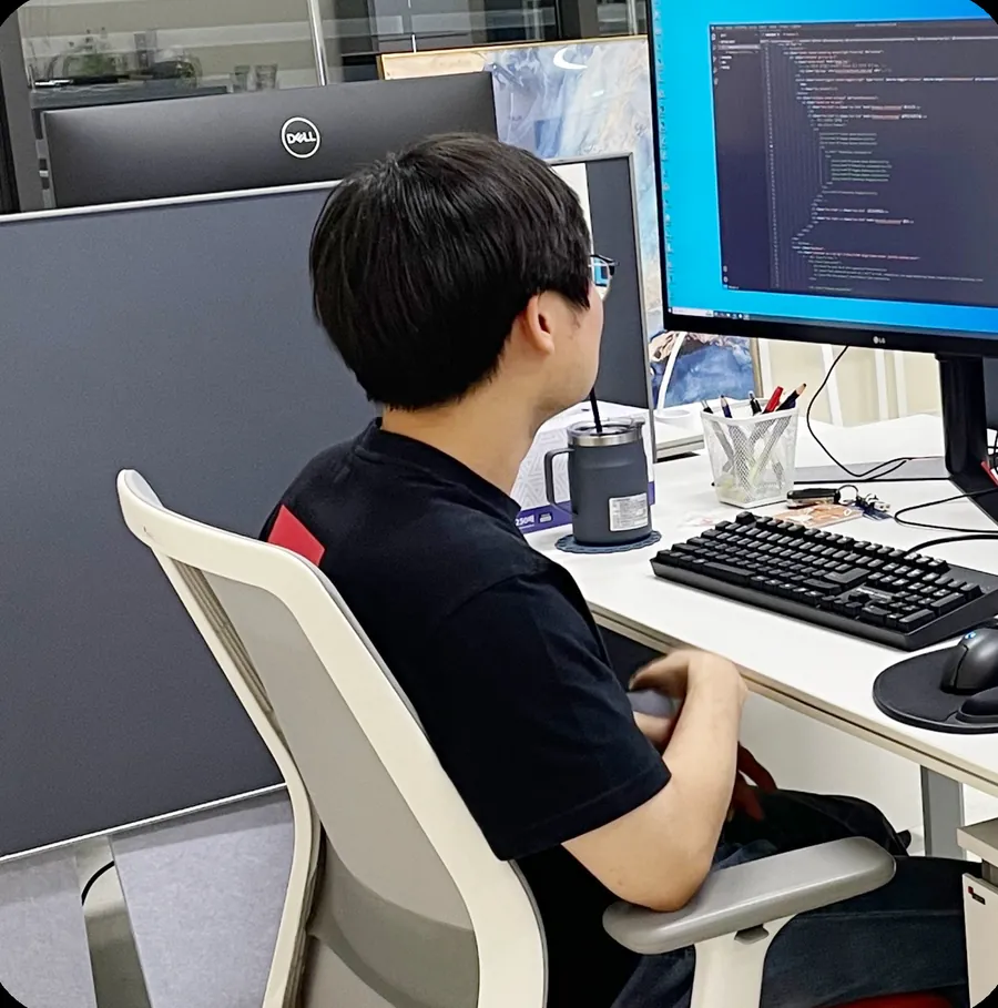 모니터 앞에서 개발 중인 직원